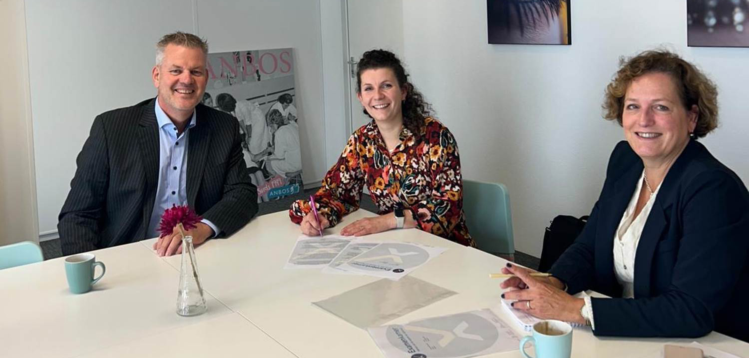 Stichting Examenkamer en ANBOS ondertekenen nieuwe overeenkomst over het toezicht op de branchediploma’s voor schoonheidsspecialisten.